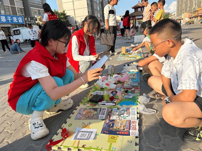 城市社区线下二手闲置跳蚤市场交易现场
