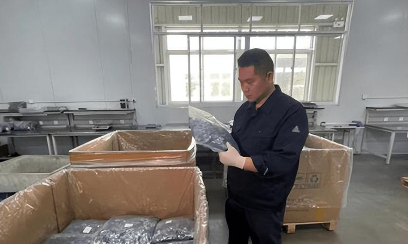固体渗硼装箱工艺现场作业图