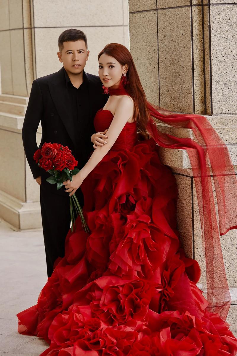 现代风格红色婚纱搭配黑色手套新娘创意婚纱照