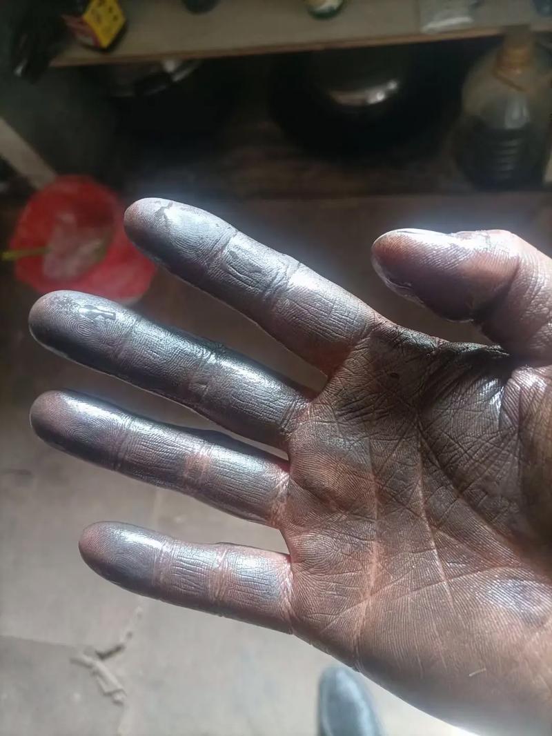镜头脏了？不，是你手指头油！