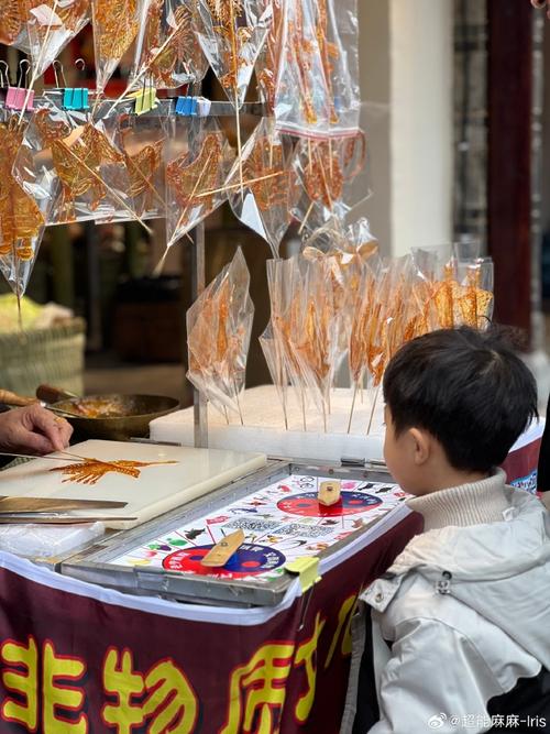 老巷口小朋友围着糖画摊的实景照片