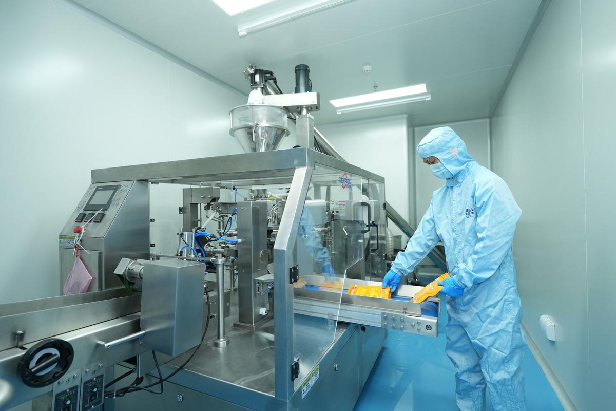 食品包装车间洁净六轴机器人工作图