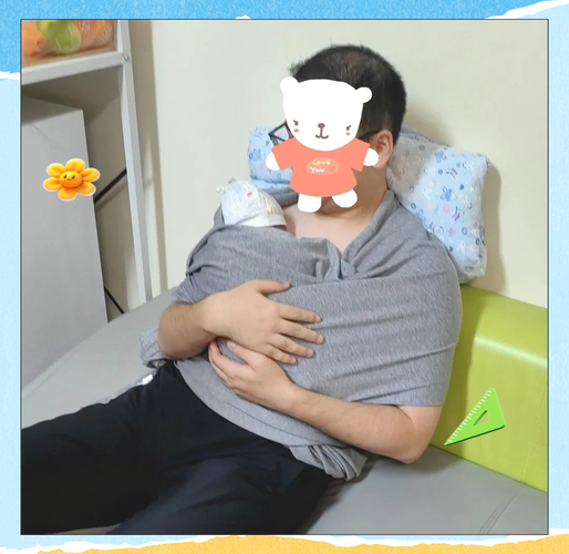 爸爸进行袋鼠式护理
