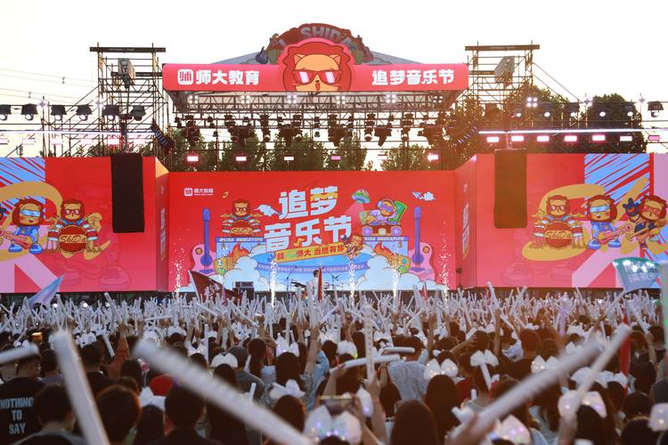 有些学校的开放日，简直就是大型表演现场
