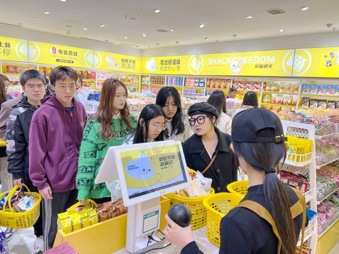 电商卖零食主图场景化拍摄撕开包装瞬间与人物互动
