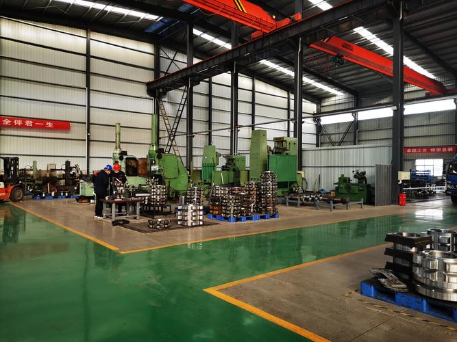 化工搅拌机厂家生产车间主轴加工场景