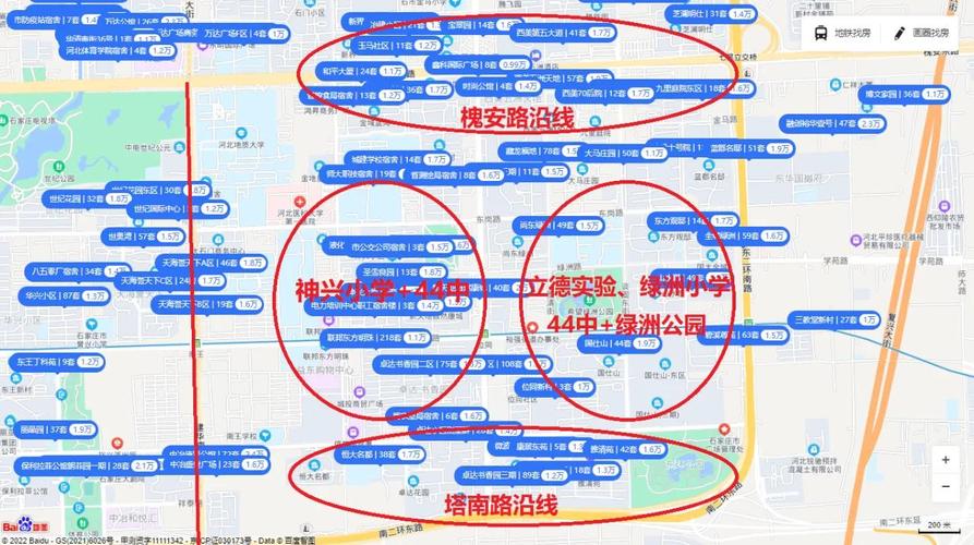 家长手持学区地图在学校门口对比实际位置