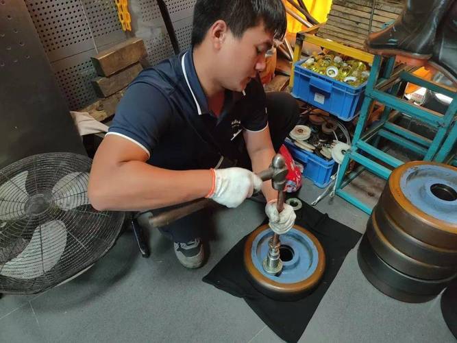 维修师傅用撬棍检查下摆臂衬套旷量实拍