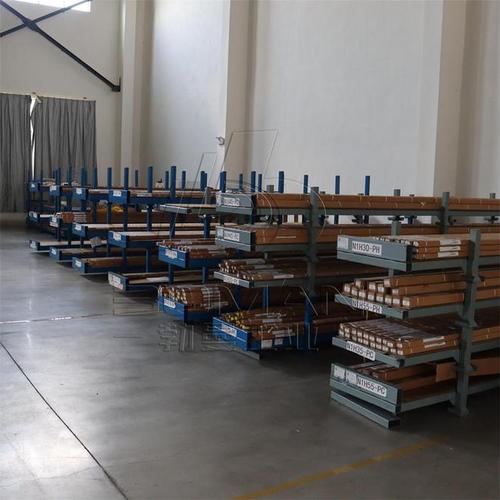 工业仓库待出货全新直线导轨成品堆放