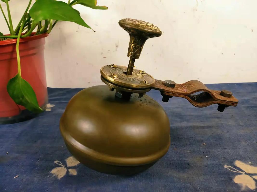 北京鼓楼胡同收废品三轮车上的旧铜铃