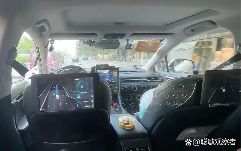 乘客体验无人驾驶出租车后排屏幕显示行程