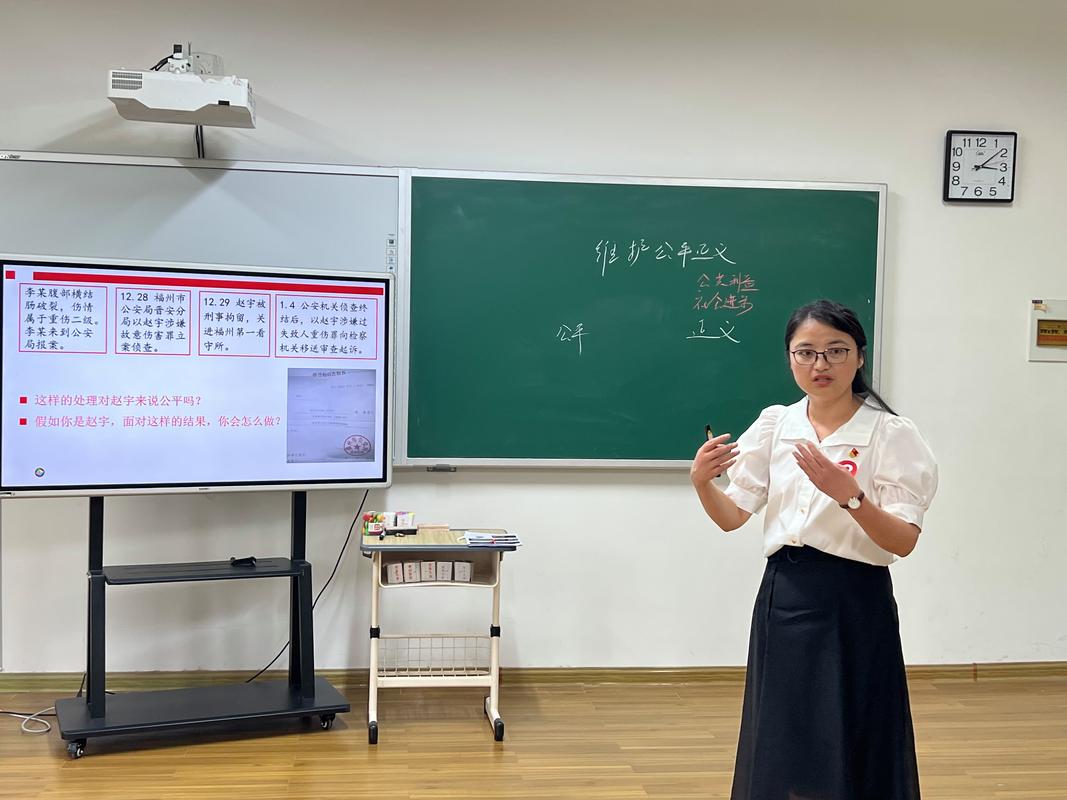 公开课教室讲台老师翻找教案特写