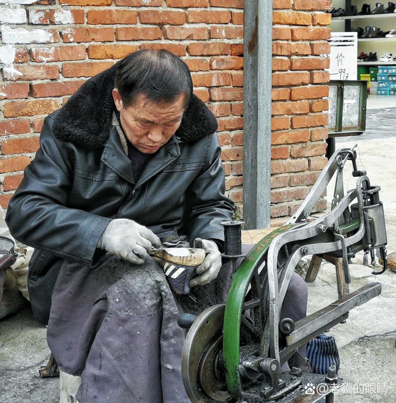 退休工人教孙子拆卸机械零件