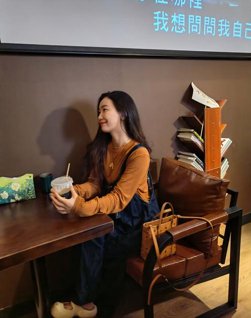 年轻人在咖啡店运营个人自媒体账号特写