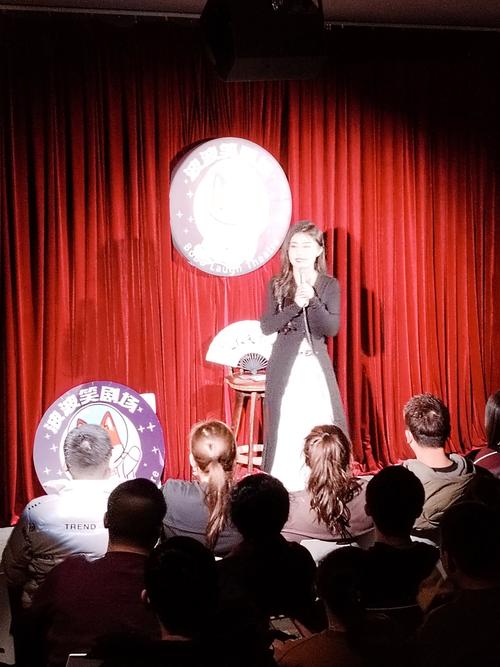 脱口秀演员在昏暗开放麦酒吧表演