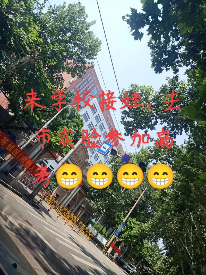 工业区职工宿舍楼下家长接娃聊天场景