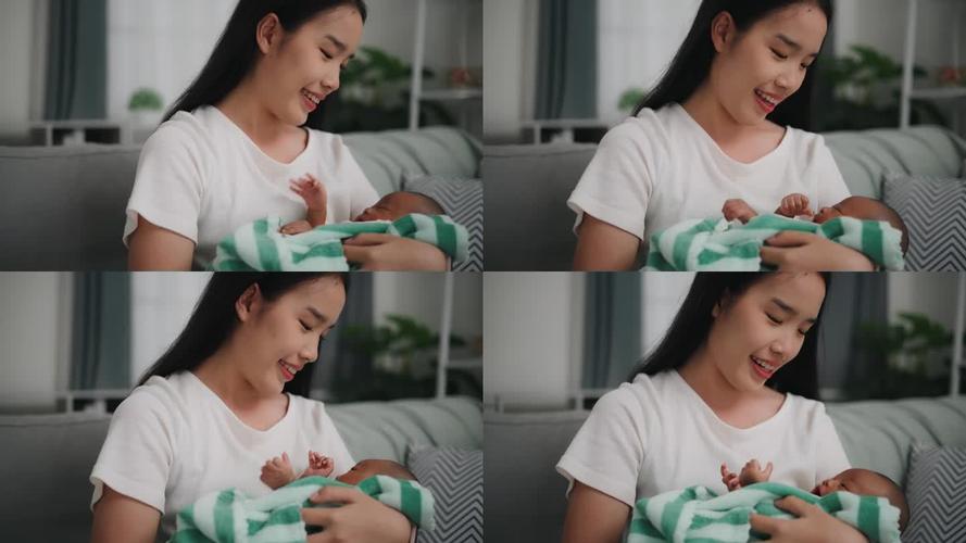 妈妈抱着宝宝在昏暗房间哼唱摇篮曲