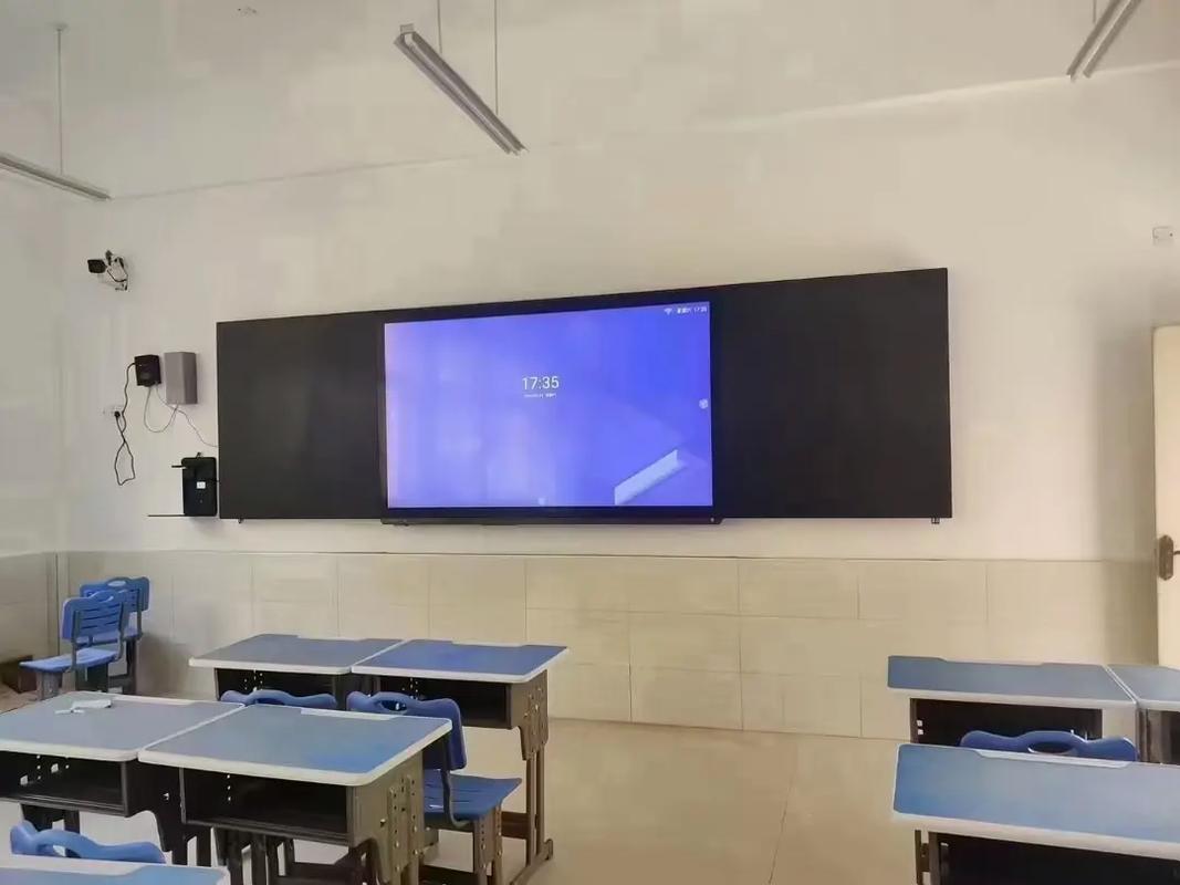 教室智慧黑板卡顿老师无奈