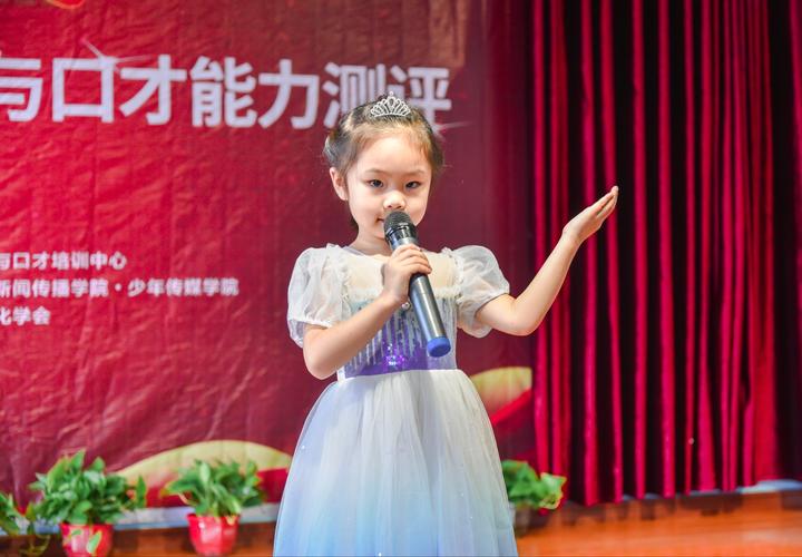 儿童口才考级现场选手朗诵照