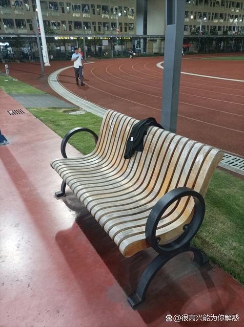 学校操场边无人的休息长椅