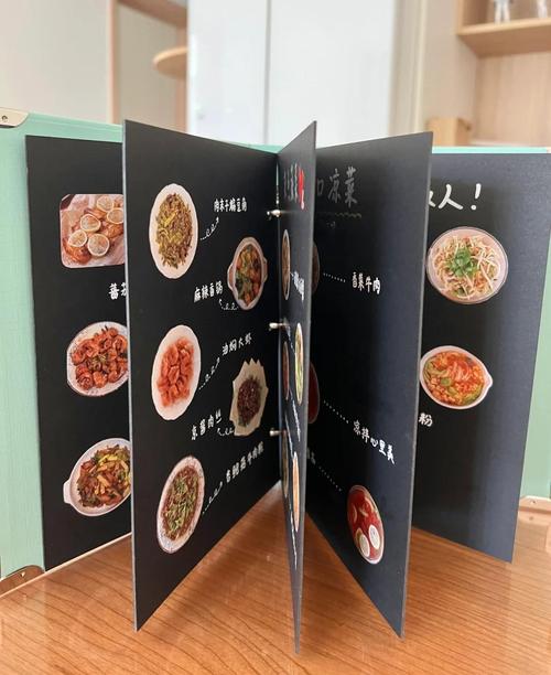 餐厅纸质菜单摊开在原木餐桌上的近景