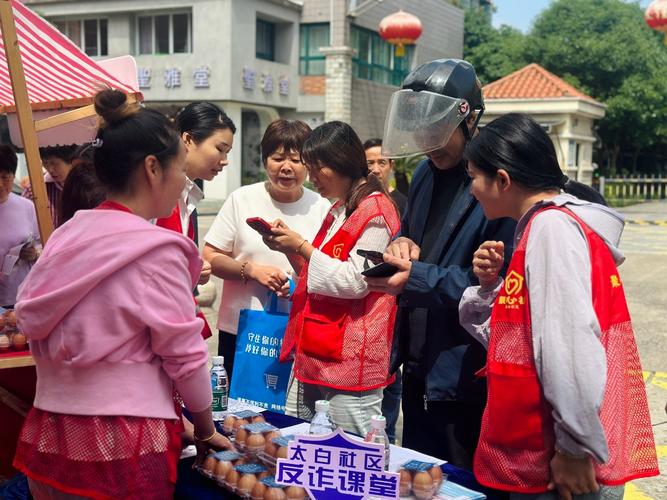 小区门口保健产品欺诈销售宣传现场图