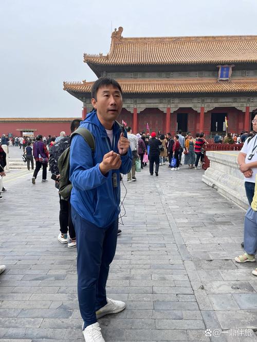 导游带团举着小旗讲解故宫