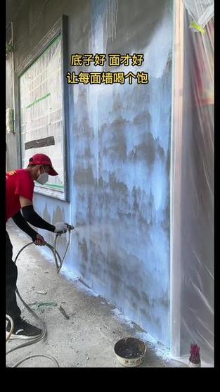 装修工人刷防泛碱底漆施工过程图