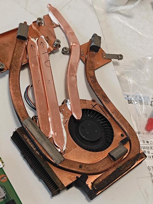 游戏本内部散热模组热管特写