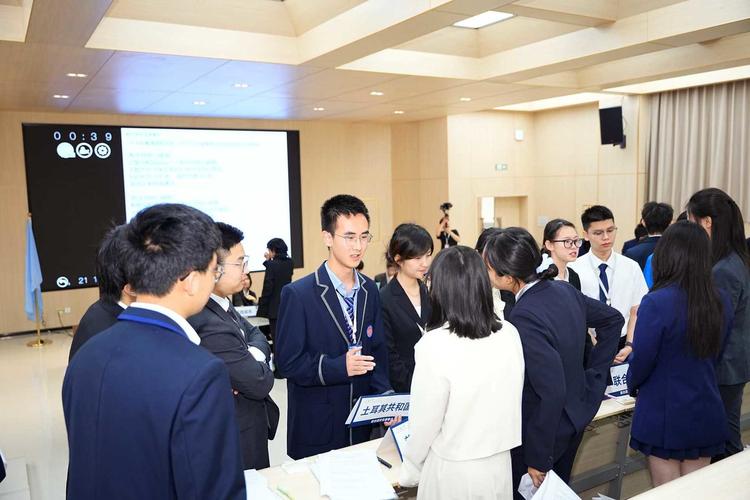 高中生参与模拟联合国大会热烈讨论