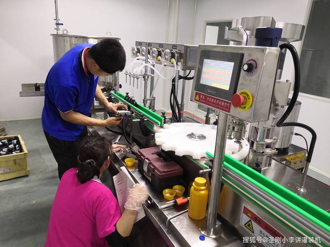 灌装机厂家工程师上门调试设备现场