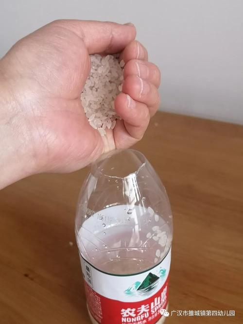 2岁宝宝用装大米的矿泉水瓶跟着儿歌敲节奏的居家实拍
