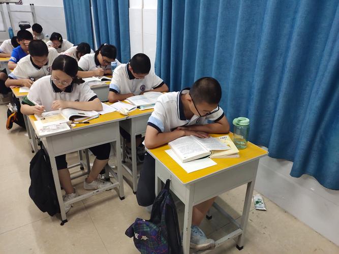 中学教室学生低头写作文课堂场景