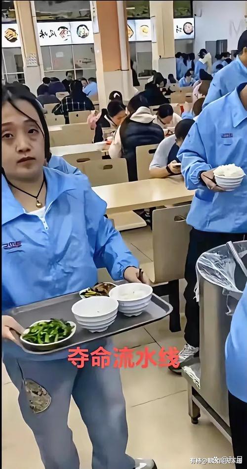 工厂车间里员工被孤立独自吃午餐的压抑场景