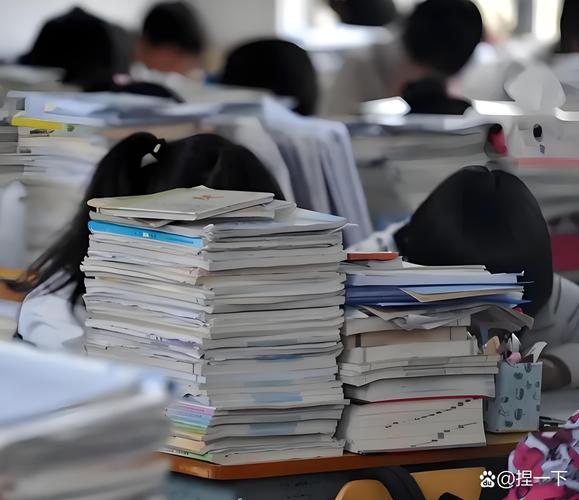 重点中学教室里堆满书本和疲惫学生
