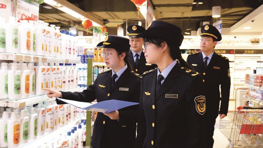 市场监督管理局执法人员检查小超市进口商品