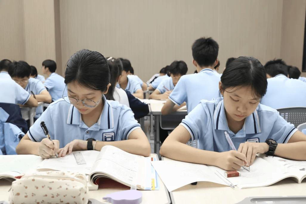 高中学生低效刷题课堂场景实拍