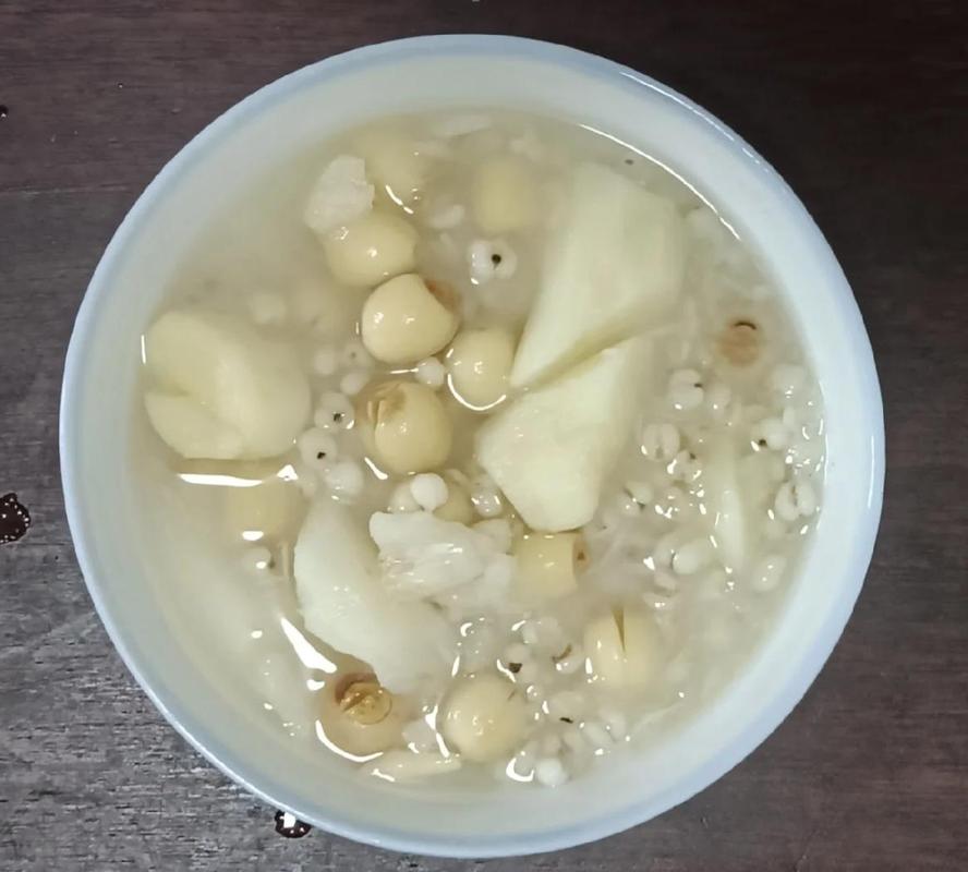 家庭厨房砂锅里熬煮的山药莲子粥