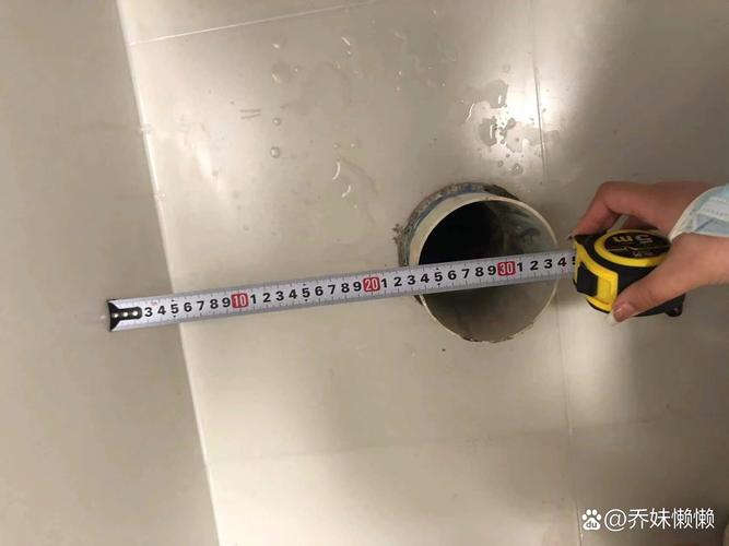 装修工人用卷尺测量马桶坑距特写图