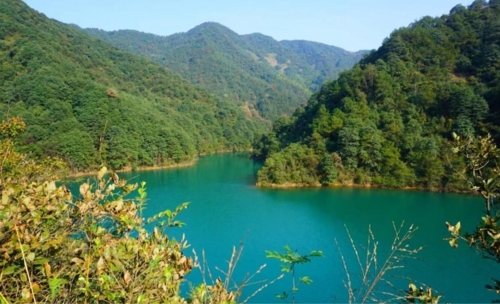 南漳黄莲树咀水库远眺山景