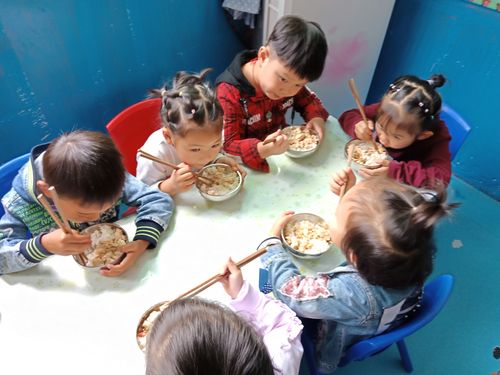 三岁小朋友自己盛饭洒了一桌亲子微笑互动图