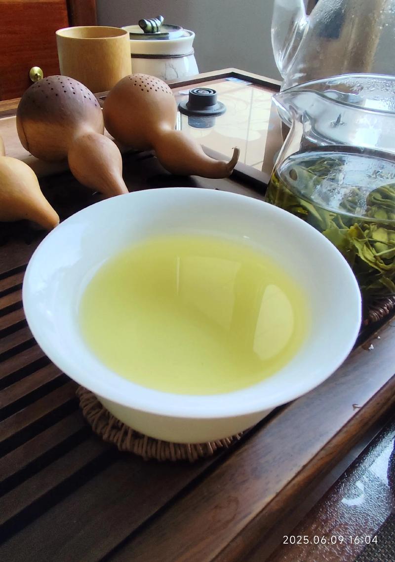 绿茶被高温水泡坏后的茶汤颜色发黄对比图