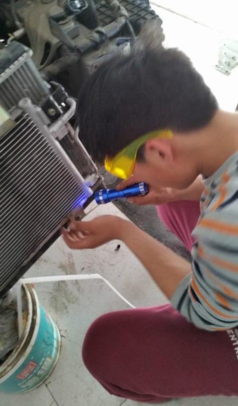 换冷凝器的标准操作,别让学徒瞎拧
