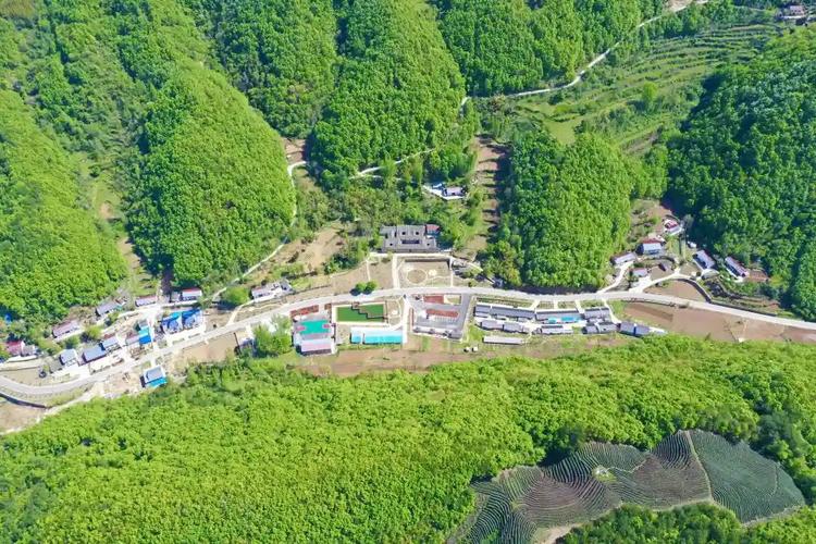 南漳冯家湾村漳河临水古村全景