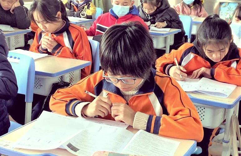 小学低年级孩子对着语文试卷皱眉头的真实抓拍图