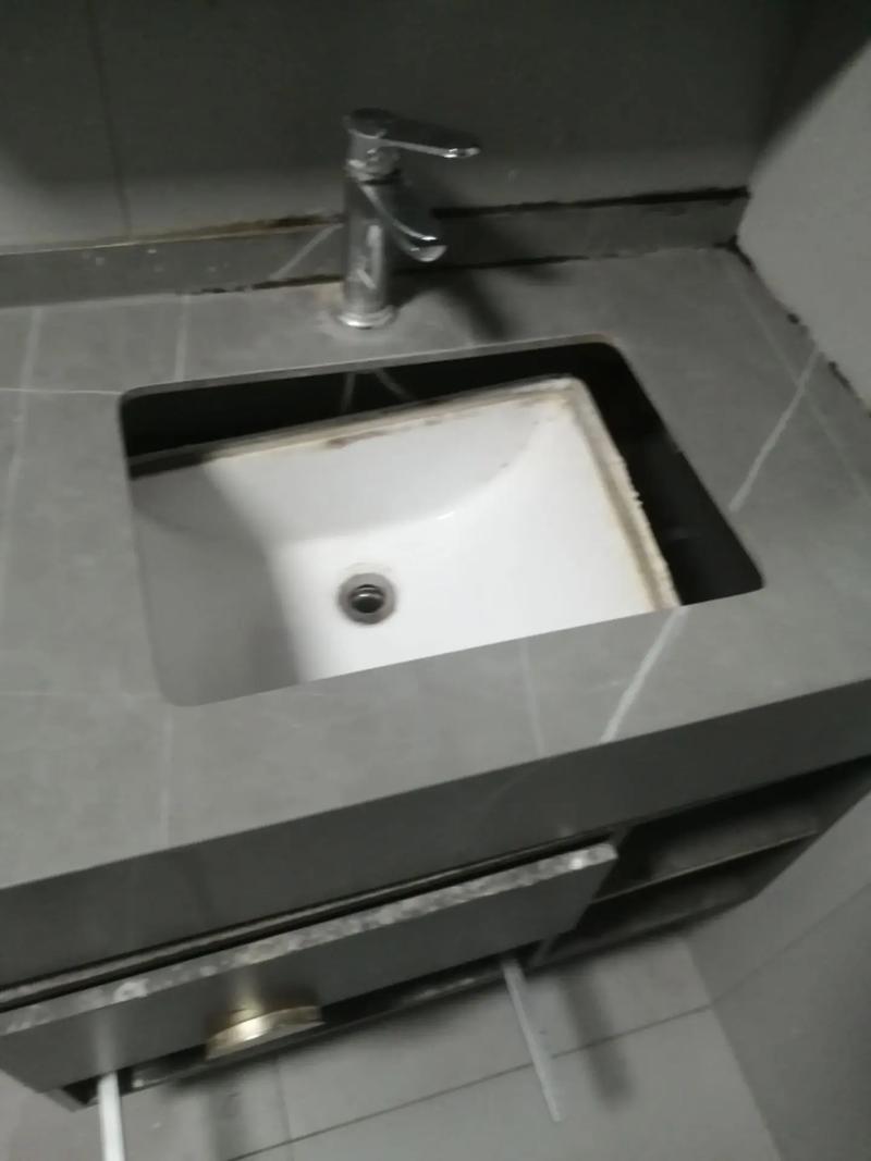 卫生间陶瓷台下盆脱胶维修现场图