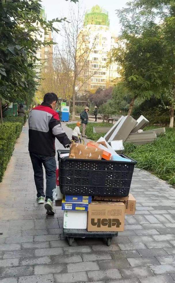 周末同城闪送员小区取货场景照