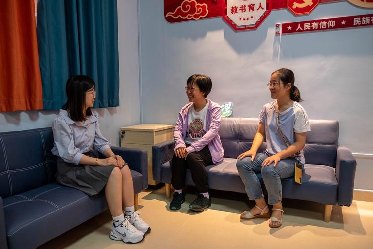 中小学走廊教师谈心场景