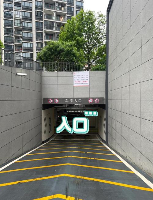 南京梅雨季节小区地下车库入口实拍