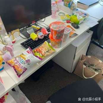 凌乱的居家办公桌与薯片